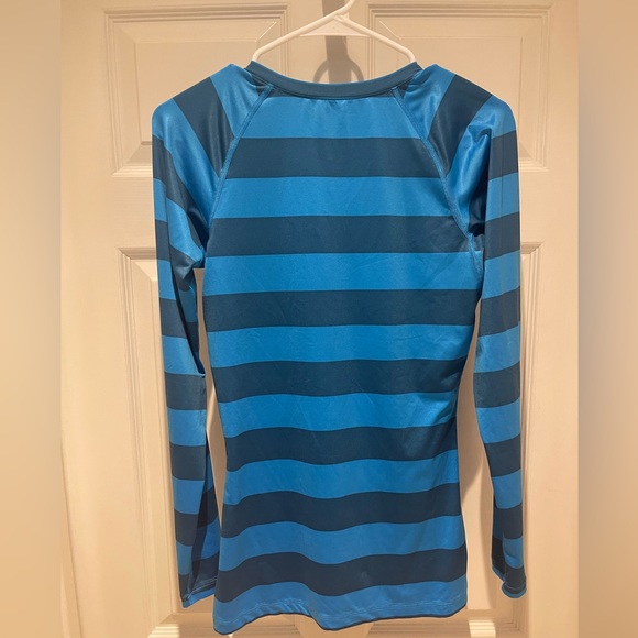 NIKE Women’s Compression Shirt - S - Picture 2 of 3